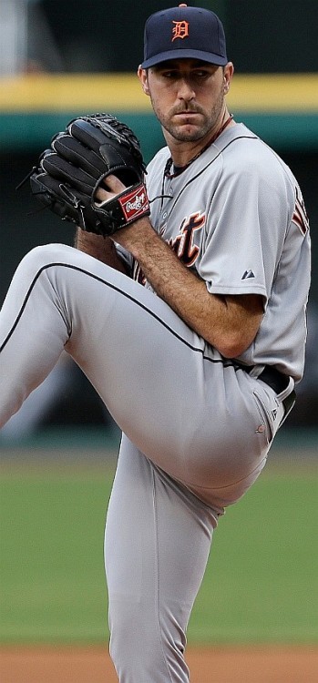 invids1: whffbox:  Justin Verlander. Clothed. Uniformed.  hell yeah,  Verlander. Nice and tight. 