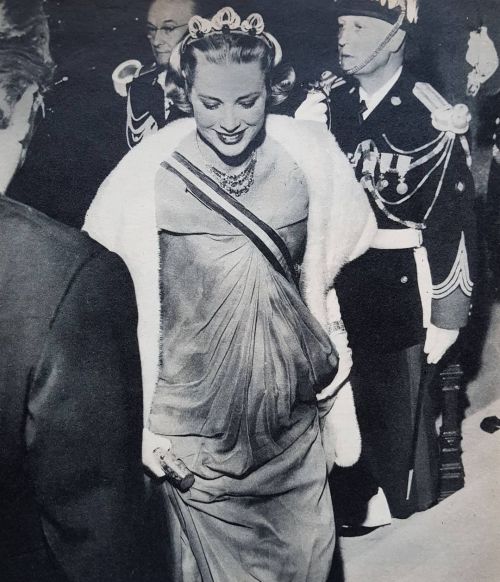 graceandfamily:gracie-bird:HSH Princess Grace, heavily pregnant with Caroline, on her way to the Roy