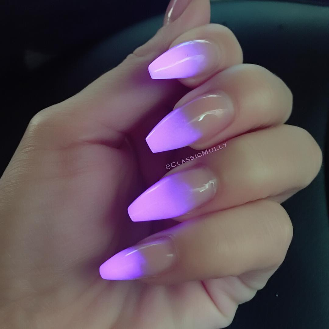 surra-de-bunda:IG: classicmully  Glow in the dark purple polish (during the daytime