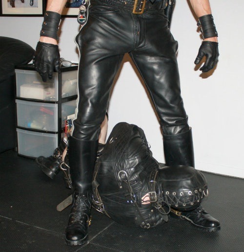 bondageforthebigman:  Don’t move. 