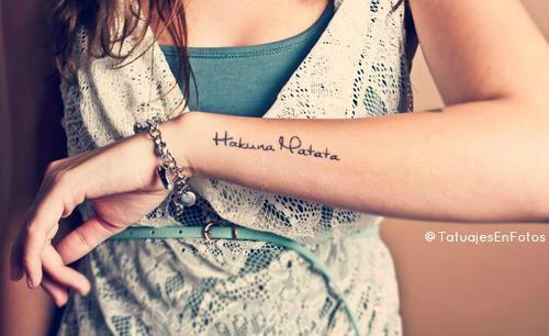 mamahgamino:  Twitter / SonTattoos: Tatuaje con la frase “Hakuna … no We Heart It. http://weheartit.com/entry/71667976 