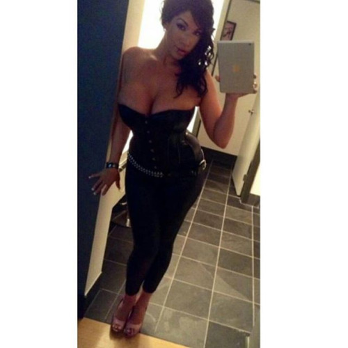 realmiakhalifa:  REBLOG ★ If you would SMASH…..: queenvjames Well, Would you