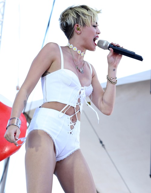 Cyru miley nude uncensored wardrobe malfunction