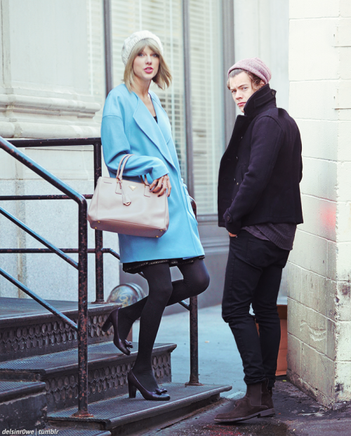 delsinr0we:Harry Styles + Taylor Swift + beanies (click for hi-res)