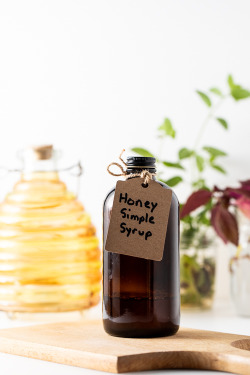 guardians-of-the-food:  This Honey Simple Syrup is an easy way to up your cocktail game.  It adds such a richness of flavor to cocktails. Recipe —&gt;  Honey Simple Syrup #simplesyrup #honeysyrup #honeysimplesyrup 