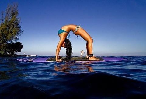 #fitspo #beachyoga #yogaeverywhere #yogaeverydamnday #asana #fitspiration #yogainspiration #yogajour