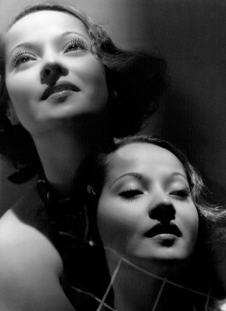 ladybegood: Merle Oberon photographed by