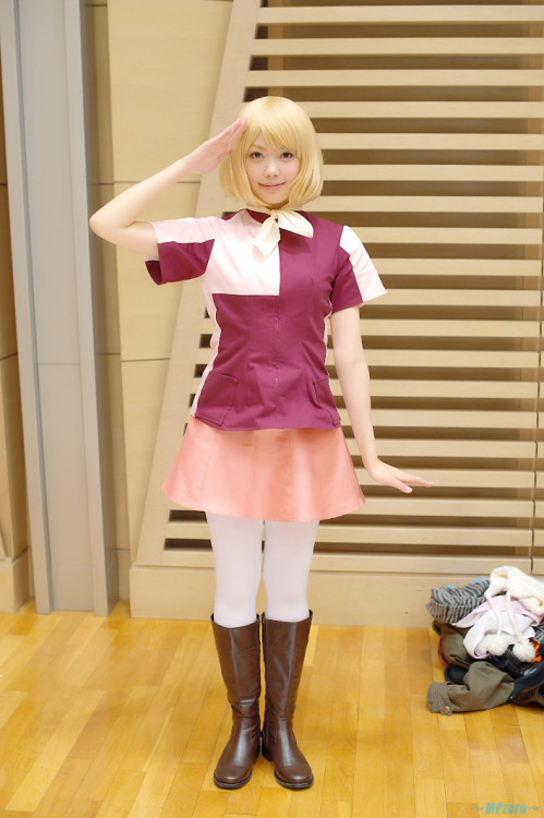 womenwhowearpantyhoseincosplay:A Sayla Mass cosplayer wearing white tights.