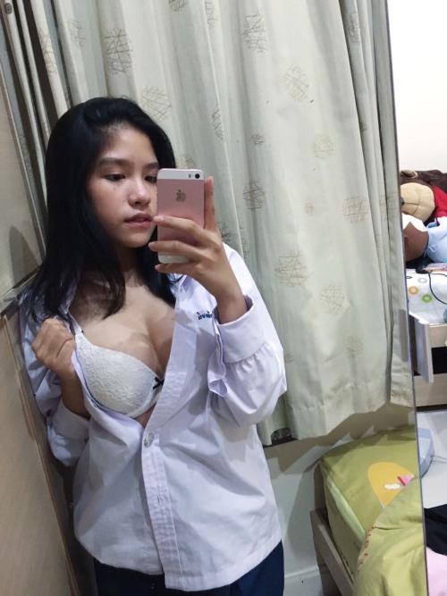 sgnudesgirl: forallyourfappingneedz: What a beautiful thai gal wanna fk her so badlyyy