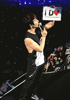 rurouneko:  donghae kissed the marry U project banner ;;A;; 