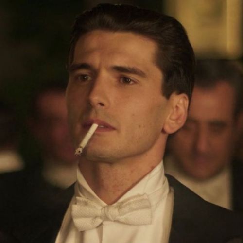 webobibobibo:Yon González Puedo decir que este hombre me mata con su cigarro en la boca desde El Internado.