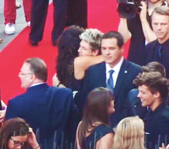stylesin:  niall hugging harry’s parents and showing off his teeth x 