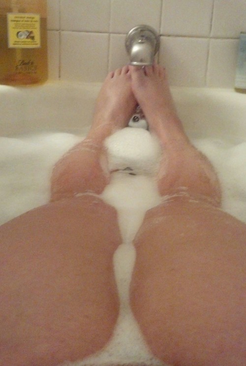 slipperyskin:  kbplaywithme:  Bath time.