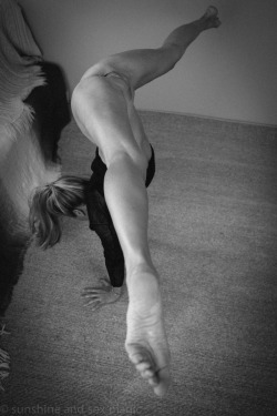 bluewatergirl:  sunshineandsexmagic: “Got to Love those handstands” - Sunshine and Sex Magic http://bluewatergirl.tumblr.com/