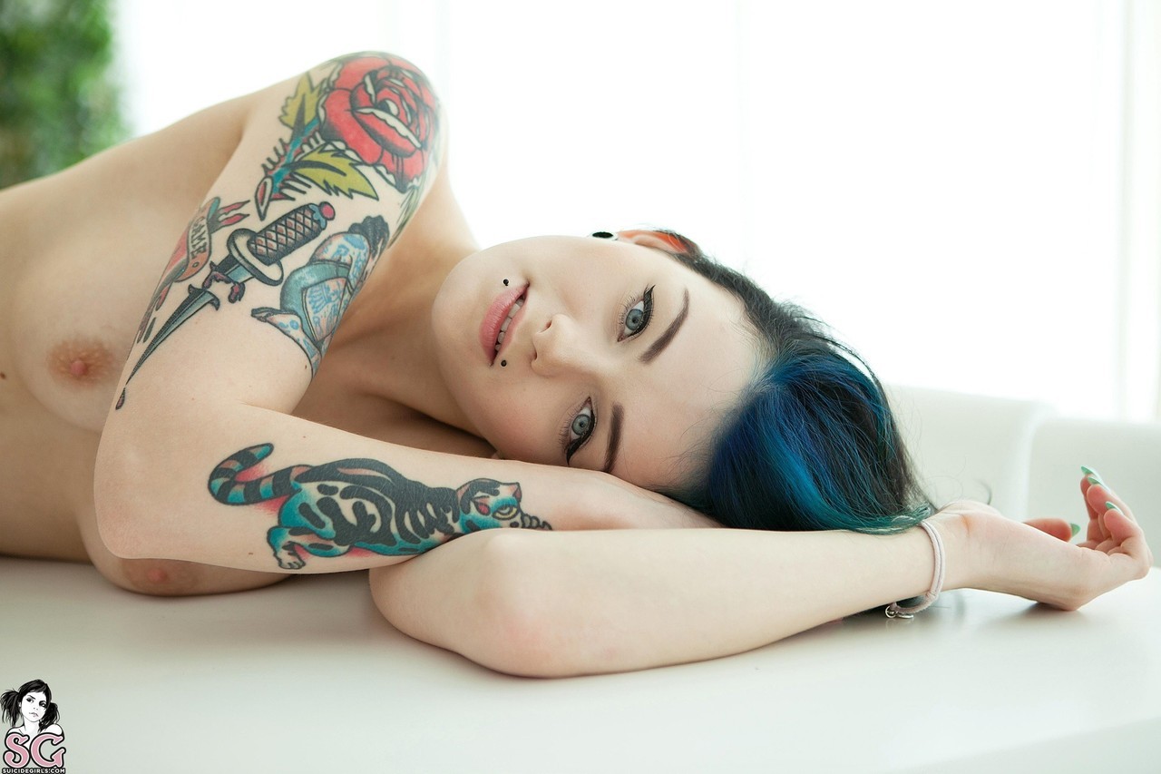 anothersuicidegiirl:  Sinni  in the set..Quarterback Girlfriend