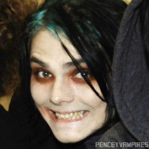 penceyvampires:  Gerard Way + Turquoise roots [ x ] 
