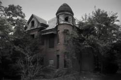 congenitaldisease:  This is a photo of the Bailey Mansion, which is located in Hartford, Connecticut. It is said that a woman living in this house killed her entire family and then hanged herself in the basement.