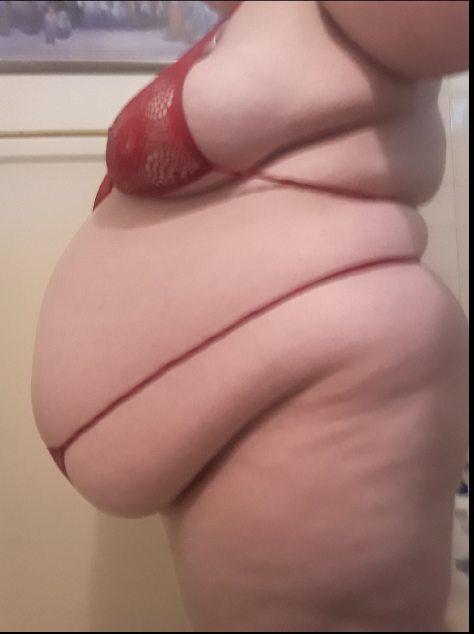 bbwstonerr:Before and after I did a bloat this morning 💋