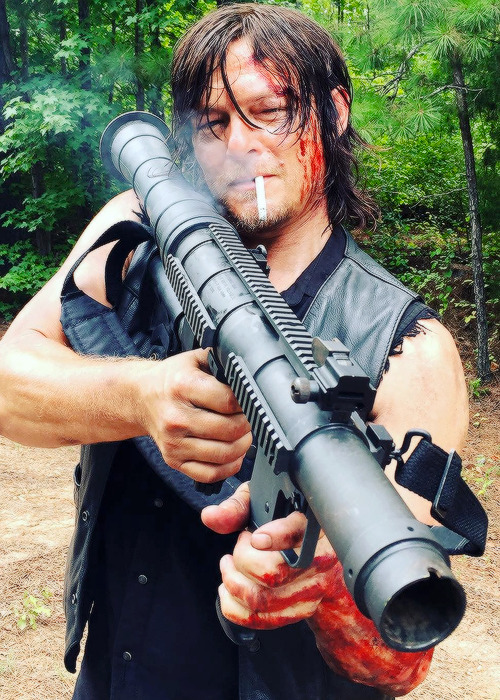 bethkinneysings:  Daryl Dixon behind the scenes of The Walking Dead Season 6 Episode