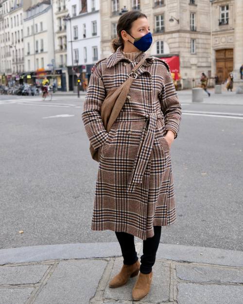 Parwana, spotted in the 4ème arrondissement, wearing a plaid winter coat by Impérial, and brown su