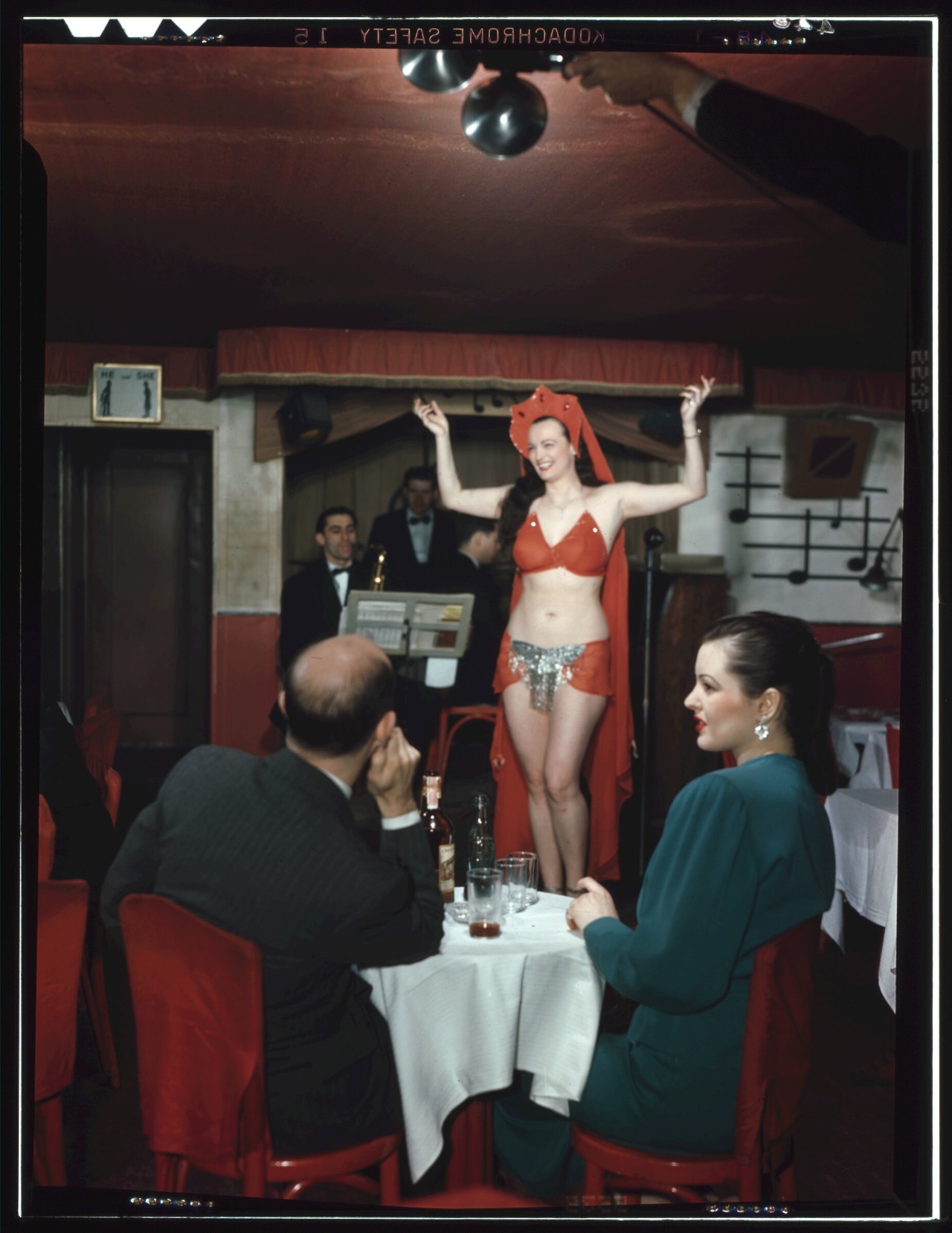 solo-vintage:  Bohemians, performers and clubgoers of the 52nd street scene. 1948.