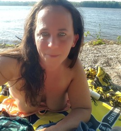 munchinmunchkin1:  #midweststag’s vixen /wife #munchinmunchkin1 #sun n fun