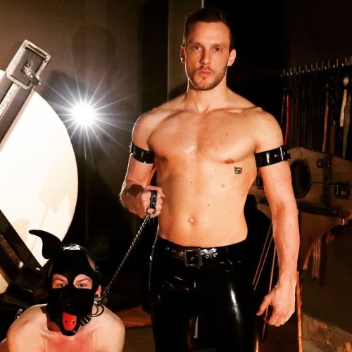 I love puppyplay, and you? #puppy #leathermask #latex #latexpants #fit #puppyplay #collar #collare #