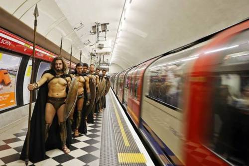 yearinreview:tigrismedve:Best 300 Cosplay ever, in the London Tube\The Spartans have taken over Lond