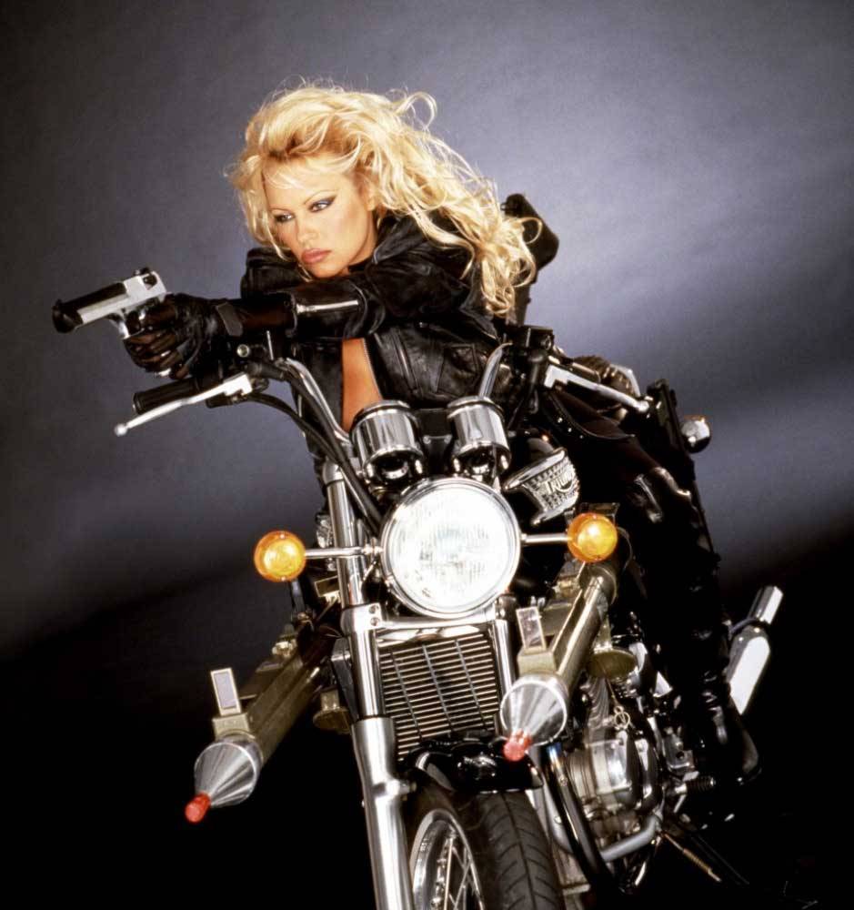 girlsandmachines:  Pamela Anderson (Barb Wire) sur sa Triumph Thunderbird 900 cm3,