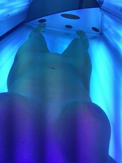kawasaki724:  Love it when the wife sends me tanning bed pic’s while I’m at the gym.