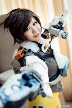 overbutts:  Tracer Cosplay   < |D’‘‘‘