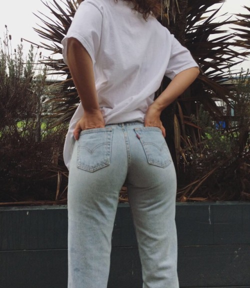 peachykelly:  Brodie for lunawolfvintage in the best fitting jeans I’ve ever seen!
