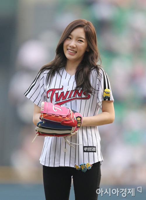 Taeyeon (SNSD) - LG Twins &amp; Nexen Heroes Game Opening Pitch Pics