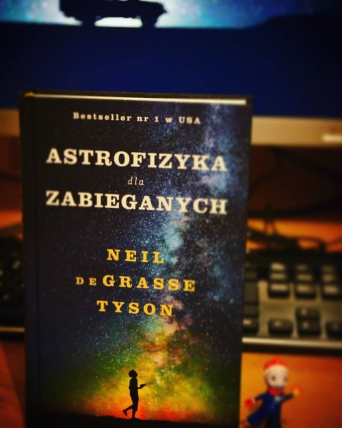 Nawet książkę kupiłem w tamtym roku. #książka #astrofizykadlazabieganych #insignismedia #astrophisic