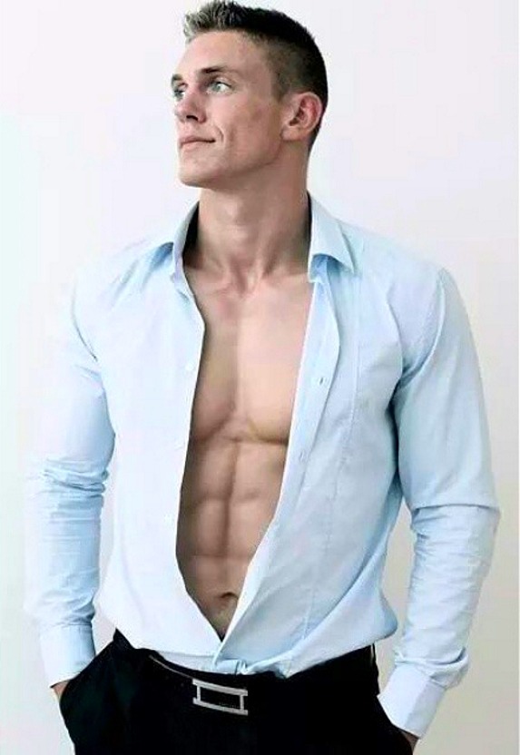 openshirtlover:  PERFECT V-shape!  Such a turn-on!