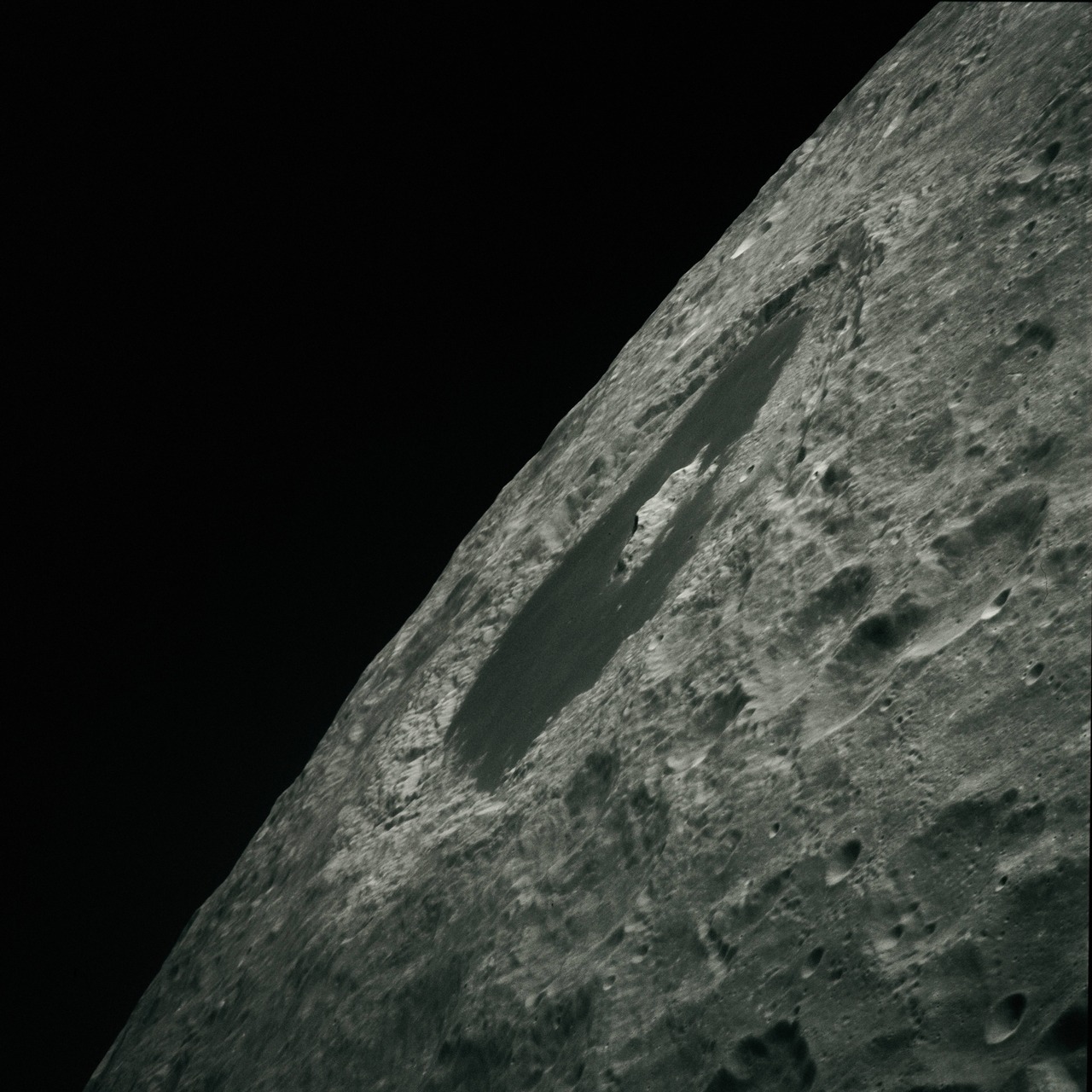 space-pics: Apollo 13 view of Tsiolkovskiy crater on the far side of the Moon [5250x5250]
