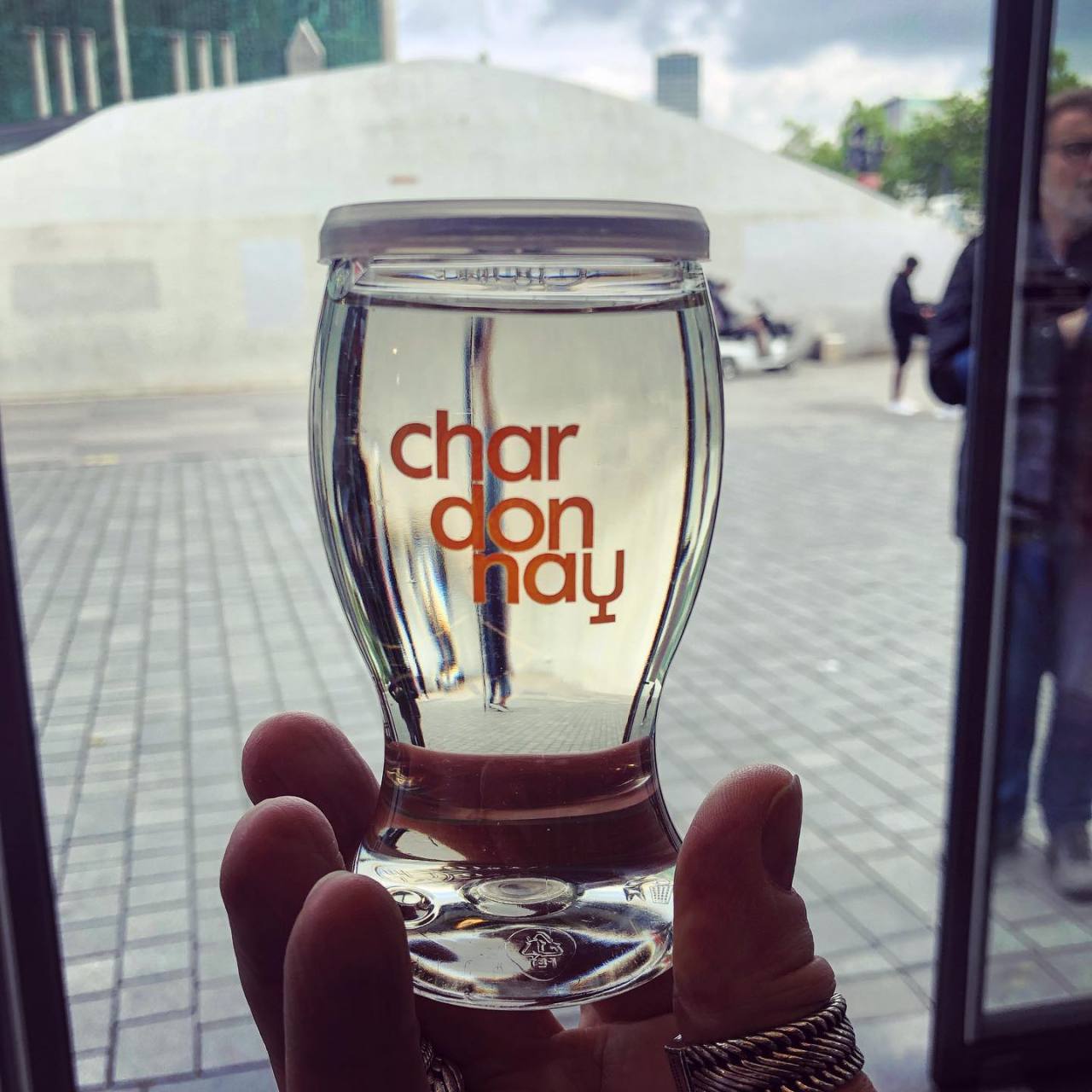 Vertel: wie kan zo’n glaasje onderweg wel gebruiken? 😉  #myview #HEMA #wijn #chardonnay #onderweg #wine #drink #drinks #drinking #drinkporn #drinkstagram https://instagr.am/p/Cd0LV7qLxV3/ #IFTTT#Instagram