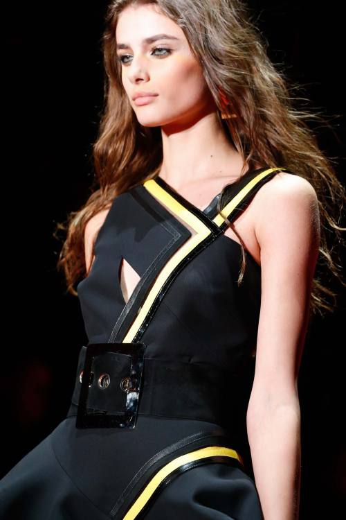 Taylor Marie Hill - Versace Fall 2015 | MFW.