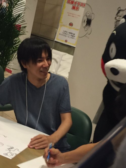 Isayama Hajime made a special appearance at Kodansha’s 2016 “Magazine Gakuen” event yesterday, where he conducted a panel, met with fans, and drew his version of Kumamoto’s regional mascot, Kumamon, with a scarf!More sketches from Isayama at