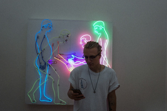 sulfur: Bruce NaumanWelcome Shaking Hands1985Neon and glass tubing182.8 x 182.8 x 25.4 cm Instagram: @hvllucinvtion  