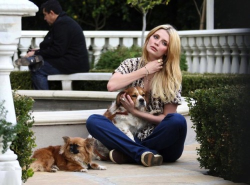 popculturediedin2009:Mischa Barton poses for the paparazzi with her dogs a day after getting arreste