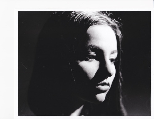 moonlush: “Ne va pas montrer tous les cotés des choses. Garde-toi une marge d'indéfini.” (Jean-Luc Godard) Instagram: Kristen.V 