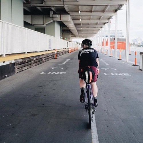 youcantbuyland: #Repost @deancycle ・・・ something different for the friday night commute. #packlightt