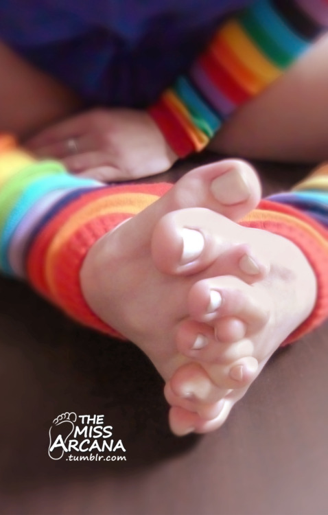 themissarcana:  White toes and rainbows <3 I love leg warmers 
