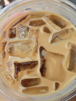 daw-n:  starbucks! iced caramel macchiato