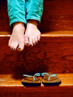 solecityusa:  aqua grey toes and flip flops (by pure happy life)