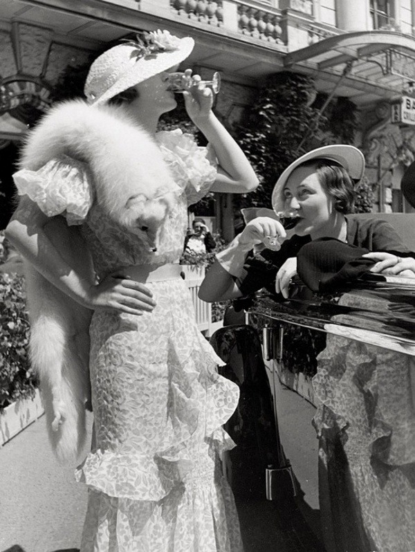 fashion1930s:  #1930sfashion Two fashionable ladies having a drink dustjacketattic: