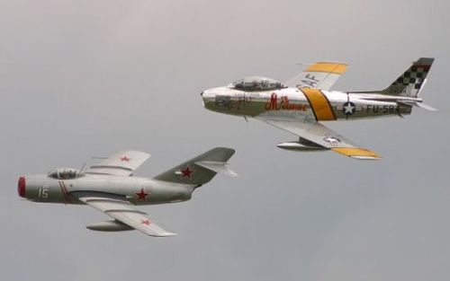 greatmilitarybattles: As F-86 Sabres battled MiG-15s in the first jet vs jet battles in history over