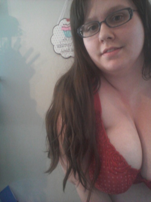 pinkbbw:  fluffisaurus-hiding:  Life life… One cupcake… And curve… At a time.  “jawdrops" 