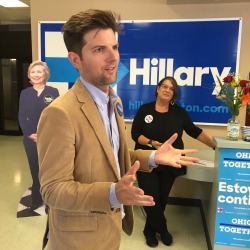 makeyourdeduction:  marykatewiles:  adamscottblog:  Adam Scott canvassing for Hillary Clinton in Ohio  9/25/16  😍  I CAN’T BELIEVE BEN WYATT IS MANAGING HILLARY’S CAMPAIGN 